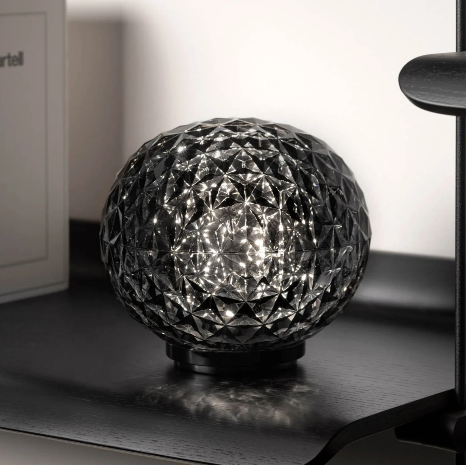 Kartell Mini Planet LED-Tischleuchte, Rauchgrau 1 Kartell Mini Planet LED-Tischleuchte, Rauchgrau