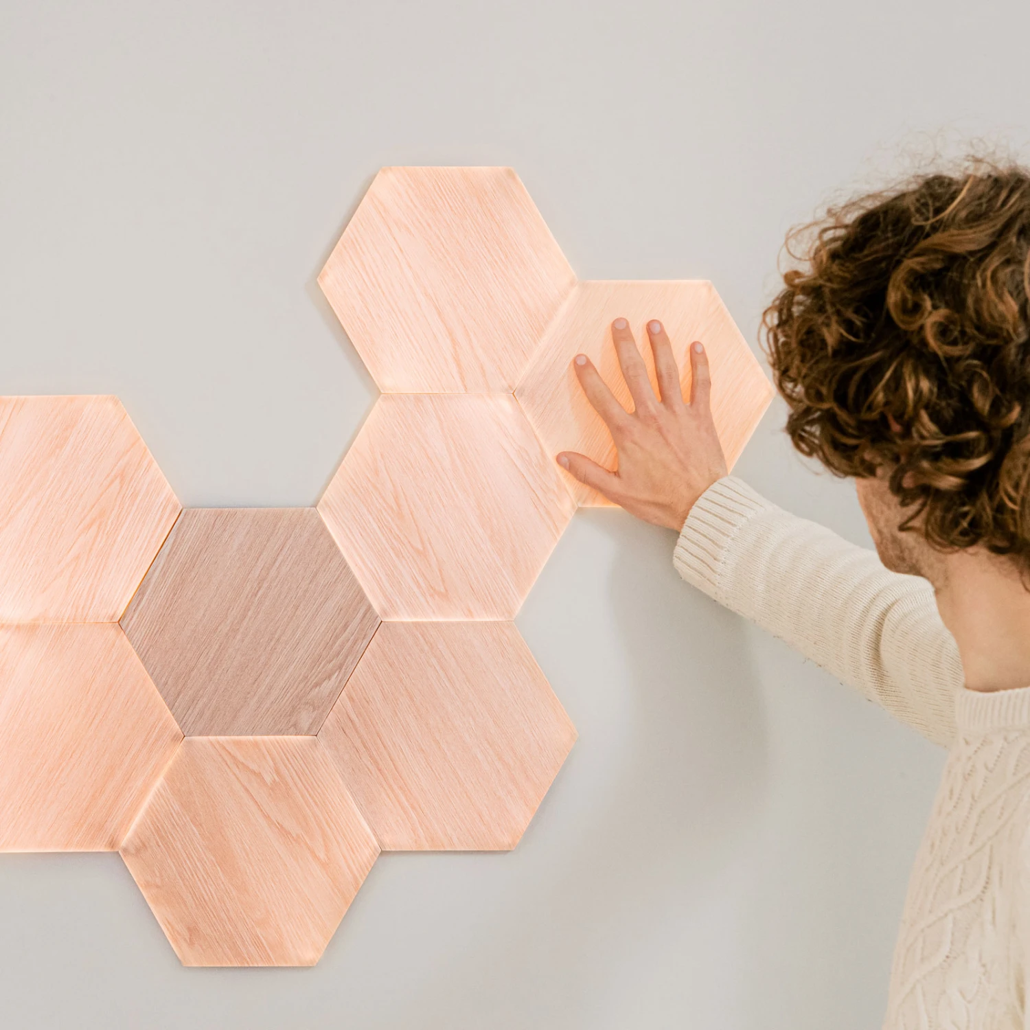 Nanoleaf Elements Wood Hexagons Starter Kit 13x 9 Nanoleaf Elements Wood Hexagons Starter Kit 13x – Bild 9