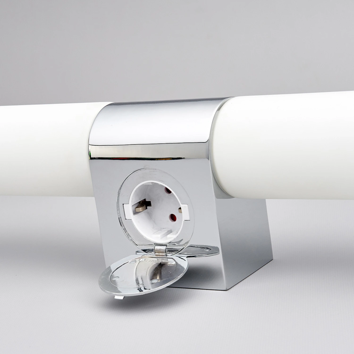 Ziva - Spiegelleuchte Mit Steckdose 4 Ziva - Spiegelleuchte Mit Steckdose – Bild 4