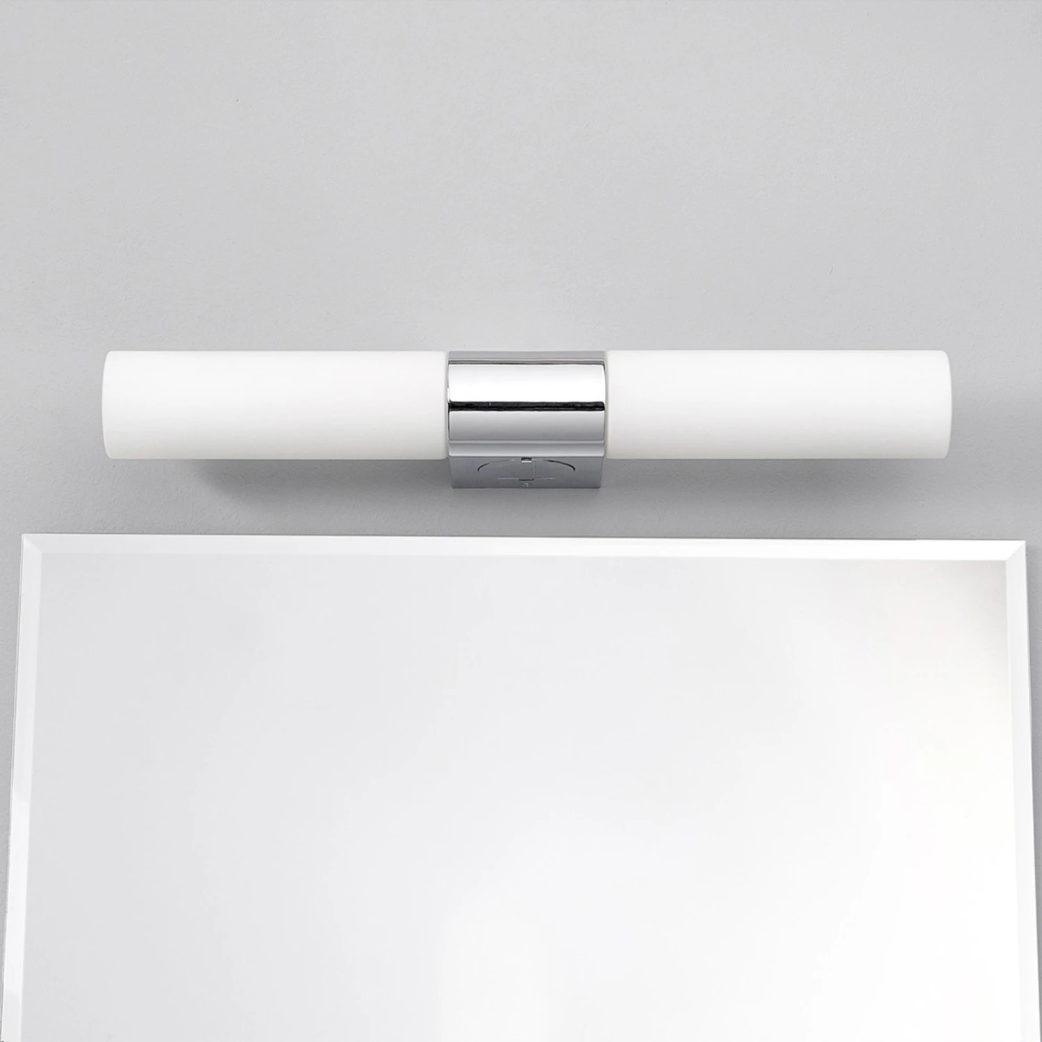 Ziva - Spiegelleuchte Mit Steckdose 6 Ziva - Spiegelleuchte Mit Steckdose – Bild 6