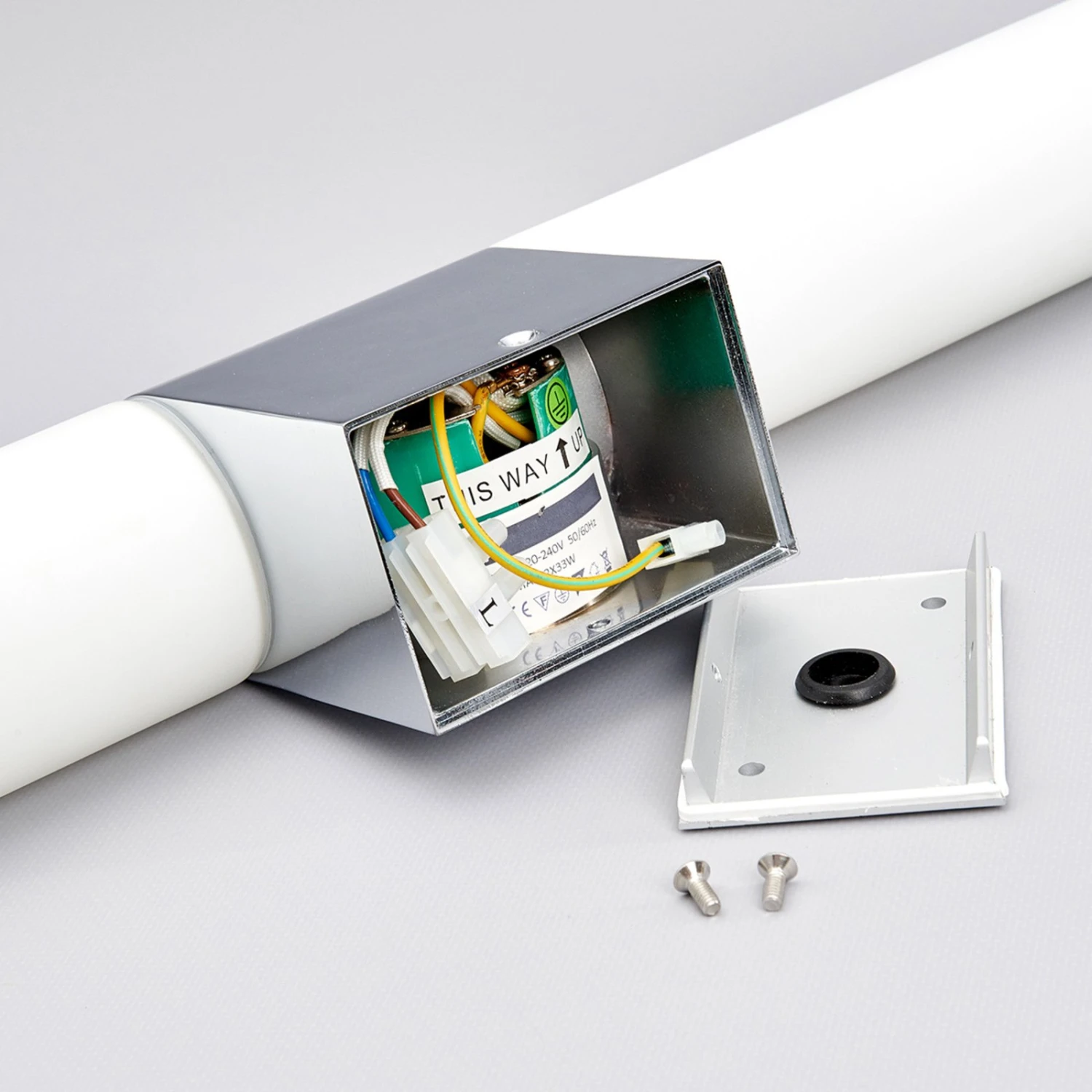 Ziva - Spiegelleuchte Mit Steckdose 9 Ziva - Spiegelleuchte Mit Steckdose – Bild 9